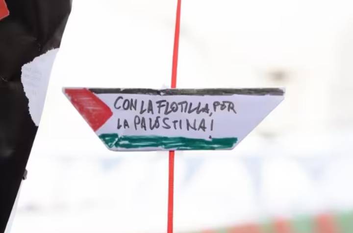 La flotilla acusa a Israel de un crimen de guerra y llama a la movilización internacional