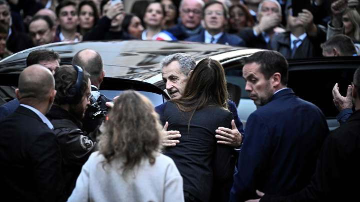 La romántica carta de despedida de Carla Bruni a Nicolás Sarkozy antes de su ingreso en prisión: "¿Cómo lo harán los separados contra el dolor de la ausencia?"