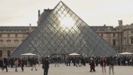 Detienen a cinco nuevas personas por el robo millonario en el museo del Louvre en Francia