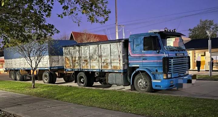 Recuperaron un camión doble acoplado y dinero tras el robo de seis toneladas de soja