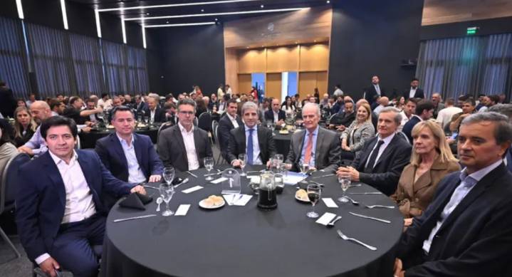 Caputo en campaña: la apuesta a los gobernadores y el guiño al “peronismo”