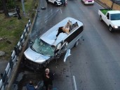 Vuelca camioneta en Circuito Interior y La Viga; hospitalizan a conductor