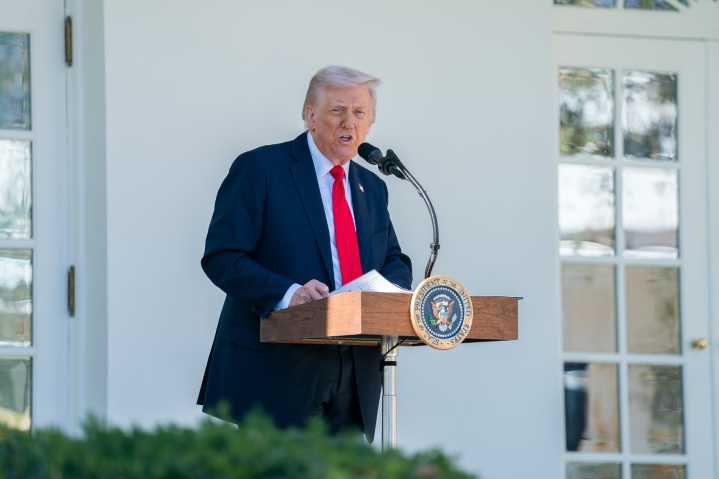 Trump dice que Petro es un "matón" y un "mal tipo" que fabrica "muchas drogas"