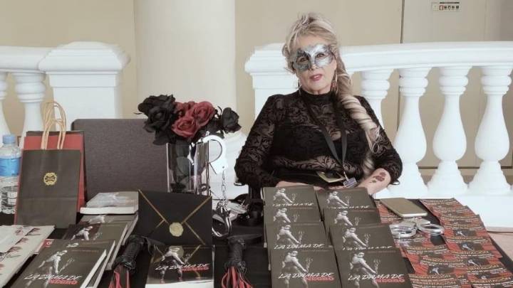 La feriante extremeña que escribe novelas eróticas: "Al ser humano nos encanta el morbo"
