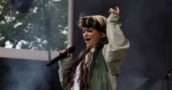 Lola Young cancels Edinburgh gig after fainting on stage telling fans 'it hurts me'