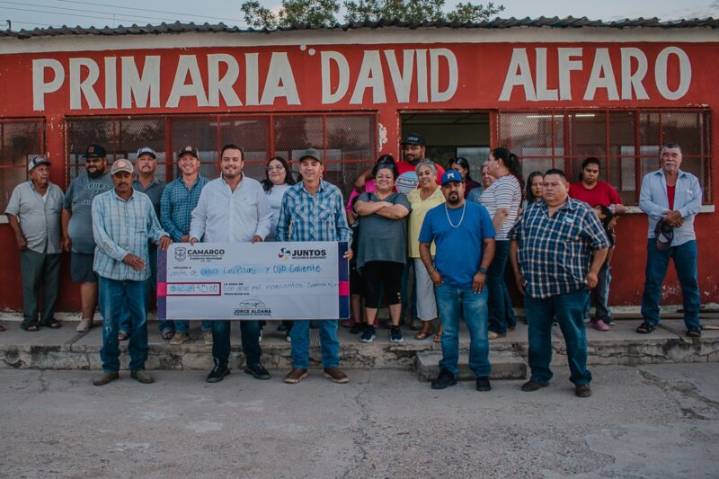 Entregan apoyo para mejorar flujo de agua potable en Ojo Caliente y Las Pilas en Camargo