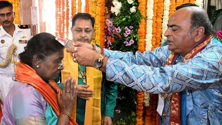 President Droupadi Murmu prays at Dwarkadhish temple
