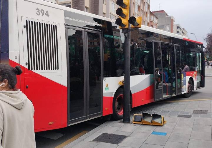 Cinco heridos al chocar un coche con un autobús que circulaba por el carril bus