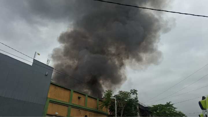 Incendio afecta a mueblería en Pedro Aguirre Cerda
