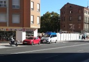 Un patinete y un turismo atropellan a dos mujeres casi de forma simultánea en León