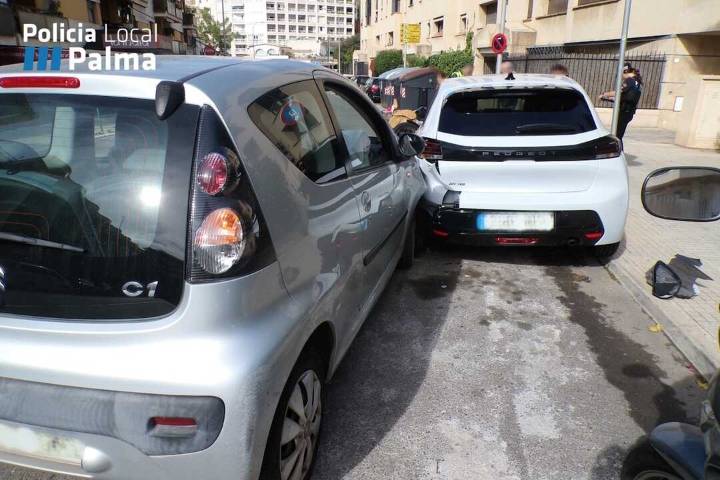 Se asusta por una araña y causa un choque múltiple en Palma con coche y motos