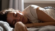 ¿Qué rutinas puedes implementar para dormir mejor por las noches?
