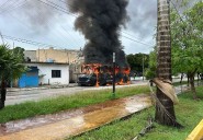 Queman autobús de la policía de Playa del Carmen