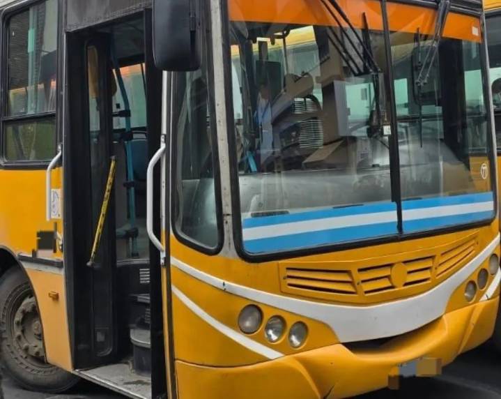 Violencia tras incidente de tránsito: un automovilista detenido tras golpear al chofer de un ómnibus