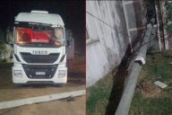 Un camión enganchó cables, derribó un poste y causó destrozos