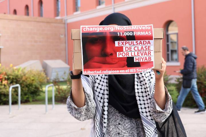 Una estudiante a la que prohíben llevar velo islámico en un instituto de Logroño presenta 11.000 firmas de protesta