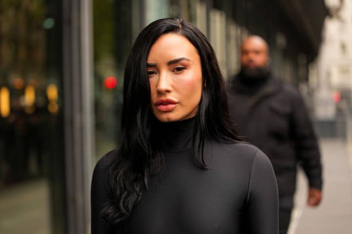 ¡Irreconocible! Demi Lovato sorprende a su llegada a la Semana de la moda de Paris