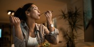 Por qué cenar más temprano puede ayudar a vivir más años, según la ciencia
