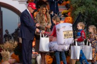 Trump y Melania entregan dulces a decenas de niños en la Casa Blanca