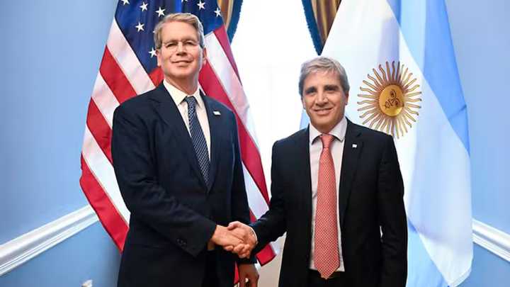 Scott Bessent se reunió con Caputo para ultimar detalles del rescate financiero