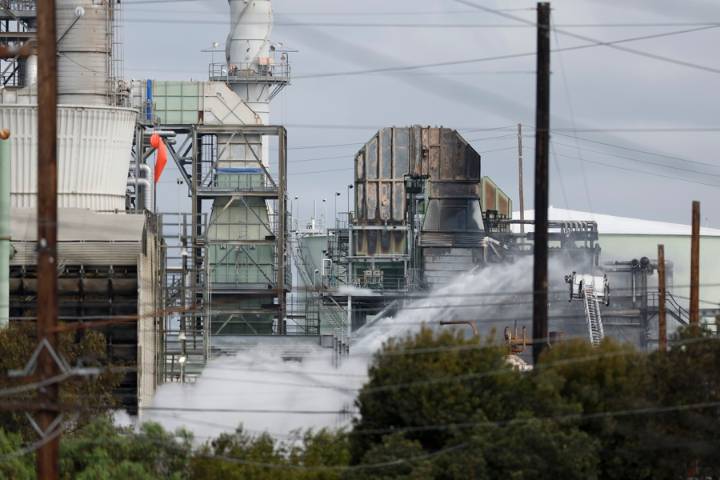 Incendio afecta a una planta petrolera de Chevron en Los Ángeles