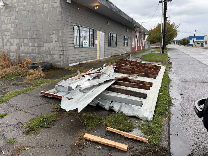 Watch: High winds rip roof off Washington motorcycle shop