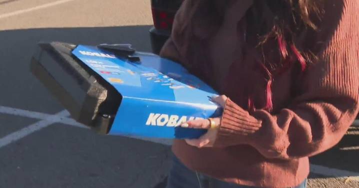 Woman says Pittsburgh-area Lowe's lied to her dad, who is colorblind, about what color toolkit he was buying