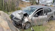 Choca contra rocas que adornan entrada de Saltillo tras esquivar un tráiler