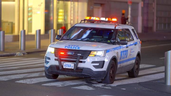Arrestan a joven de 19 años por decapitar al novio de su madre en Nueva York