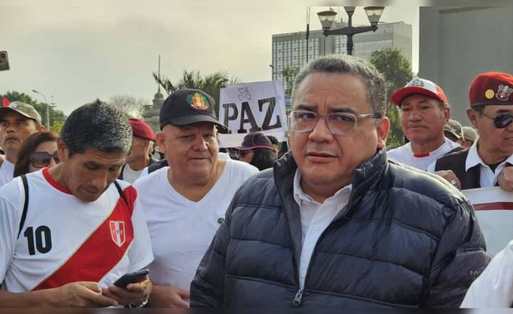 Juan José Santiváñez utiliza marcha para hacer campaña política: aparece junto a policías