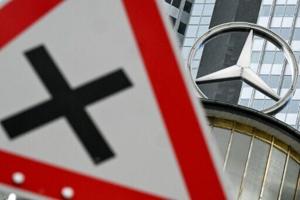 Mercedes-Benz profit plunges on China slump and US tariffs