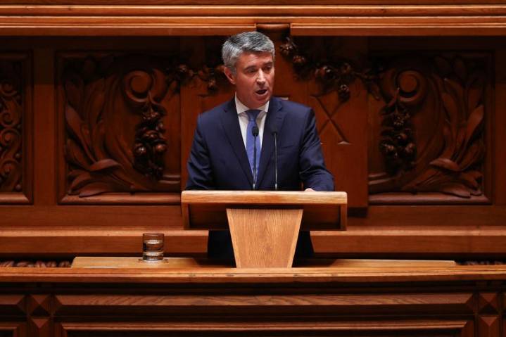 Portugal's Socialists to enable budget passage by abstaining
