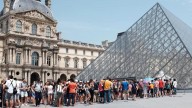 Revelan video de la "extraña" huída de los ladrones del Louvre 🎦