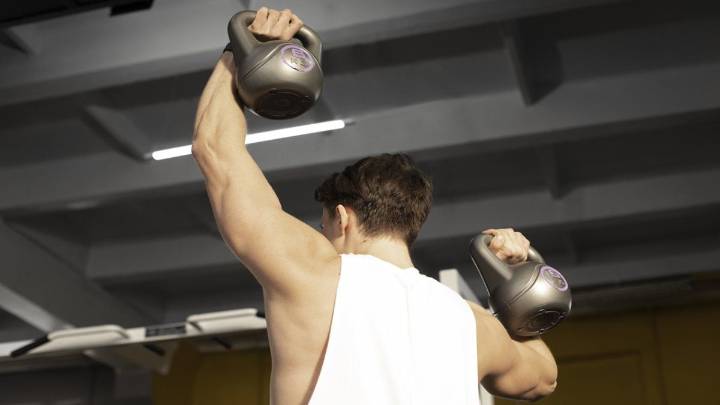 La rutina de ejercicios de Chuck Norris que le permite levantar más de 200 kilos a sus 85 años