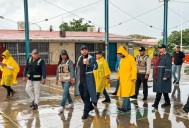 Alcalde y delegada de Cabo San Lucas supervisan refugios temporales ante el huracán Priscilla