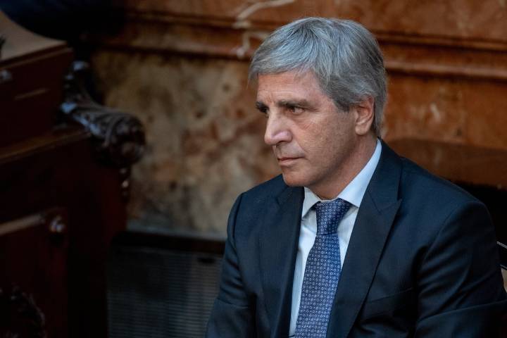 Milei envía a su ministro de Economía a Washington para acelerar el rescate financiero prometido por Trump