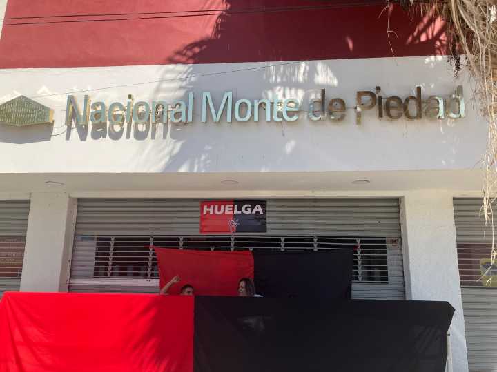 Banderas rojinegras ondean cubren las puertas en sucursales de Nacional Monte de Piedad en Torreón