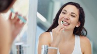 El secreto de la limpieza dental: 3 alimentos que cuidan tus dientes y seguro no lo sabías