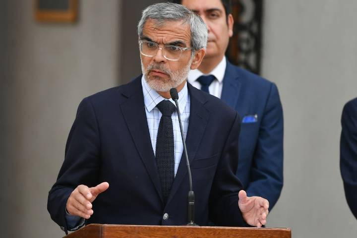 La Moneda respalda a Luis Cordero en medio de querellas opositoras por el caso Bernarda Vera: “Tomar bandos no trae una solución real”