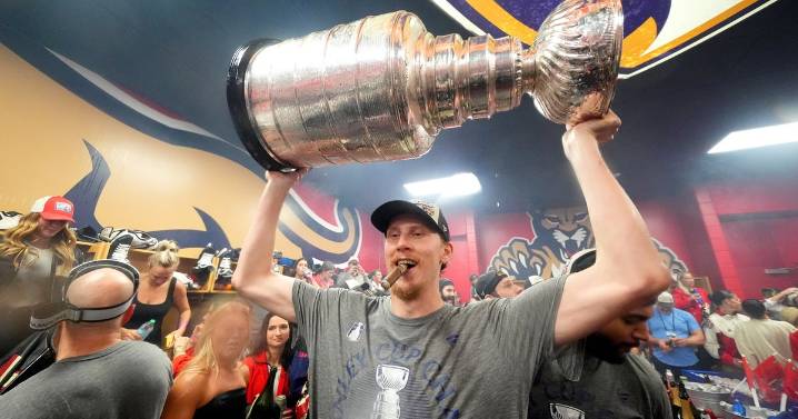 Niko Mikkola gets 8-year, $40 million contract extension with Florida Panthers