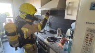 Los bomberos sofocan un incendio en una cocina en Huesca con comida quemada del que alertan los ladridos de los perros