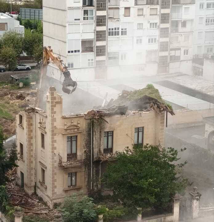 IU acusa al alcalde de Laredo de incumplir un acuerdo plenario "que hubiera salvado" Villa Mercedes del derribo