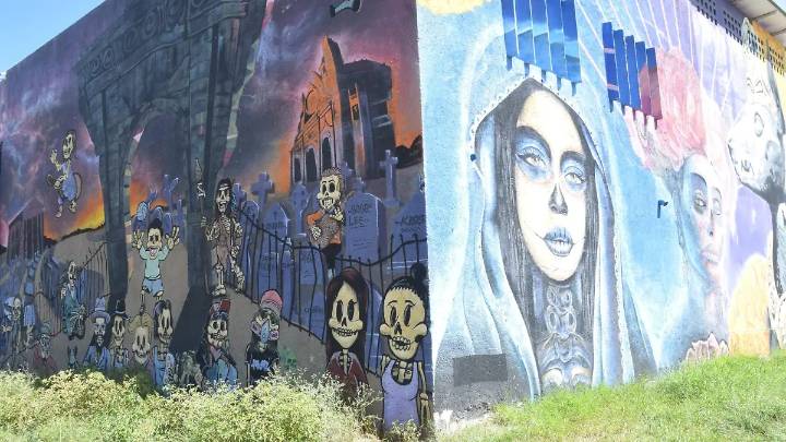 Color y tradición; leoneses honran a la muerte a través de murales