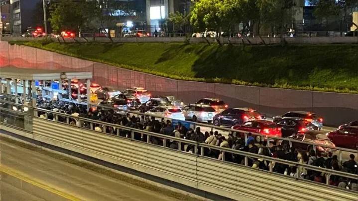 Caos en el Metropolitano: usuarios reporta largas filas en varias estaciones