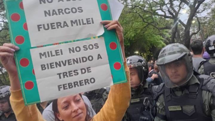 Milei no pudo hacer su caravana en Tres de Febrero: habló 5 minutos con un megáfono