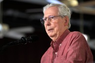 El senador Mitch McConnell se cayó cuando iba a votar en el Senado