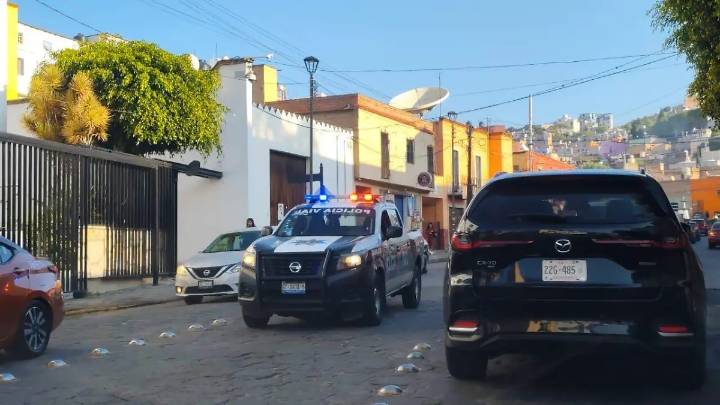 Incendio vehicular paraliza vialidad en zona escolar de Guanajuato capital