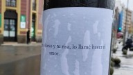 "A la distancia entre el sexo y tu risa...": ¿Quién es el misterioso poeta que ha llenado Gijón de versos?