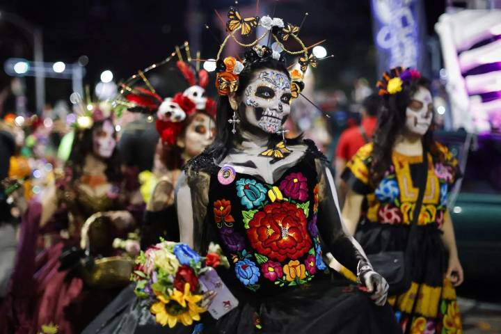 Imágenes del colorido y tradicional desfile de Catrinas en México