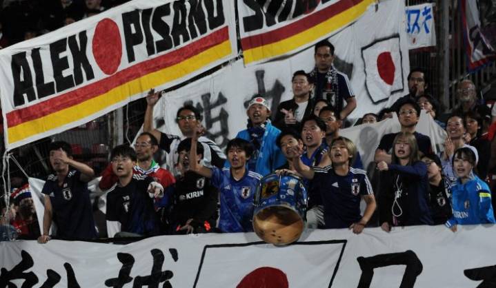 Hinchas de Japón sorprendieron al ayudar a limpiar el Estadio Nacional tras victoria ante Chile